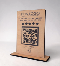 Personalisierter Holzaufsteller aus 4mm Holz mit eingraviertem Logo, Wunschtext „Wir würden uns freuen, von Ihnen zu hören!“, fünf Sternen, QR-Code mit Google-Logo und NFC-Symbol auf schwarzem Standfuß.