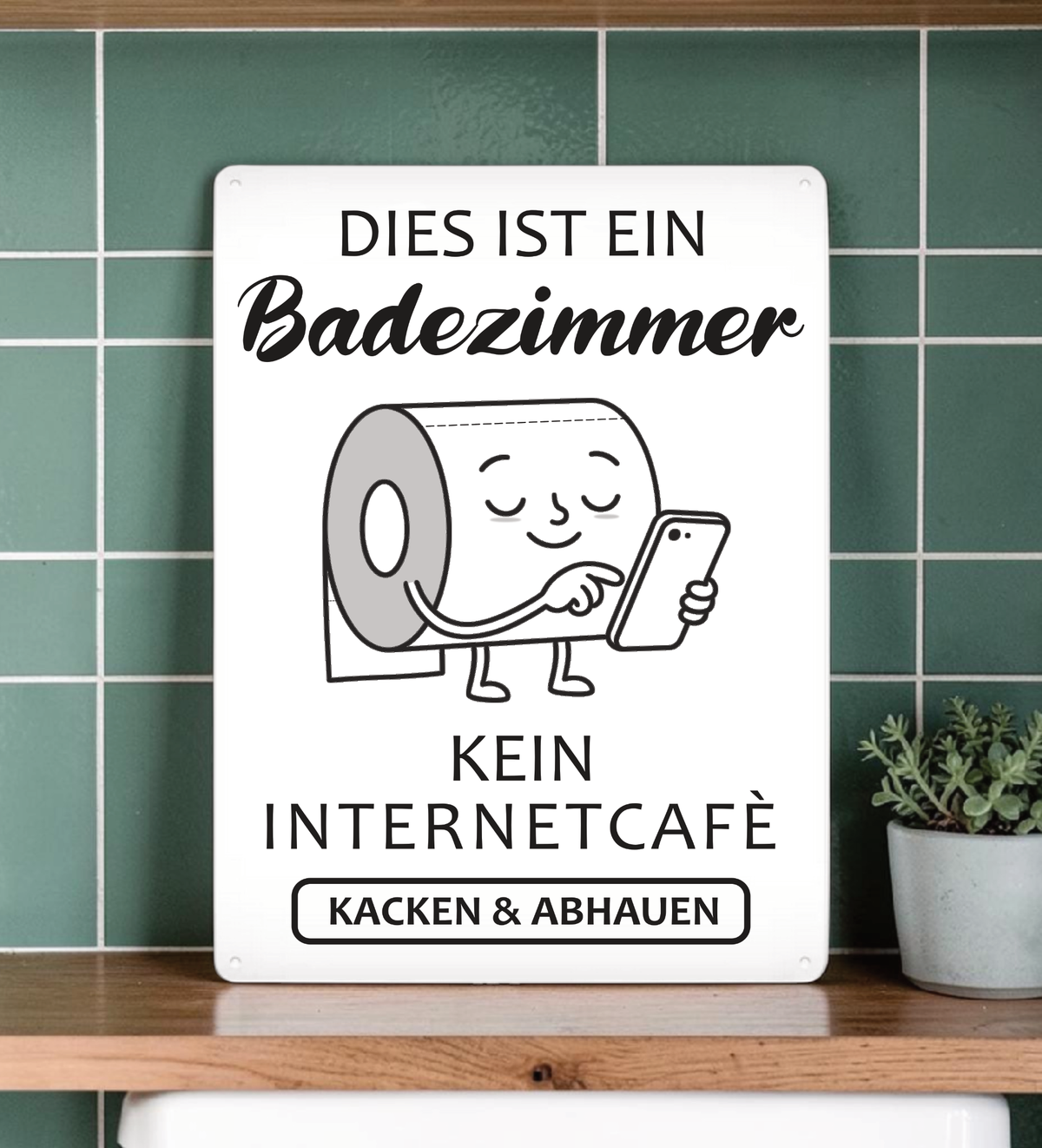 Ein rechteckiges, weißes Metallschild im Hochformat mit dem schwarzen Text „Das hier ist kein Internetcafé! Beeilt euch, macht euer Geschäft und geht wieder!“. Das Schild steht aufrecht vor einem schlichten, hellen Hintergrund.