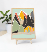 Illustration einer weiten Berglandschaft der Alpen, gedruckt auf einer 9mm dicken Birkensperrholz-Platte mit sichtbarer Holzmaserung. Format 30x40 cm, rustikaler und moderner Look.