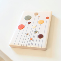 Rechteckiger, weißer Kühlschrankmagnet aus Keramik mit kunstvollen, abstrakt gezeichneten Blumen in bunten Farben wie Rosa, Orange und Blau im modernen Boho-Stil.