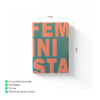 Rechteckiger Keramik-Kühlschrankmagnet mit dem Wort Feminista in Blau und Lachsfarben. Das Design ist im Format 7x5 cm mit einer deutlich sichtbaren 3D-Relief-Textur.