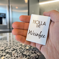 Keramik-Kühlschrankmagnet (7x5 cm) mit „Holla die Weinfee“-Spruch & 3D-Relief. Das perfekte, witzige Geschenk für Weinliebhaberinnen & die Küche!