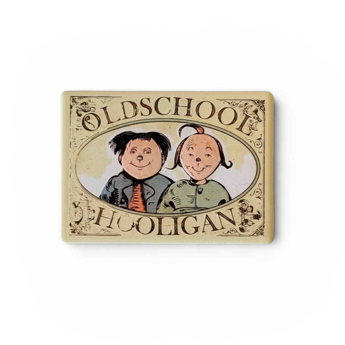 Rechteckiger Keramik-Kühlschrankmagnet (7x5 cm) im Vintage-Stil. Zu sehen ist ein ovales Medaillon mit den gezeichneten Gesichtern von Max und Moritz sowie dem Schriftzug 'OLDSCHOOL HOOLIGAN' im fühlbaren 3D-Relief.