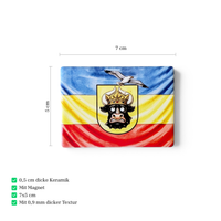 Rechteckiger Keramik-Kühlschrankmagnet (7x5 cm) im Querformat mit seidenmatter Glasur. Abgebildet ist die mecklenburgische Flagge in Blau, Gelb und Rot mit einem lustig dreinschauenden Stierkopf mit goldener Krone, auf dem eine Möwe sitzt, im spürbaren 3D-Relief.