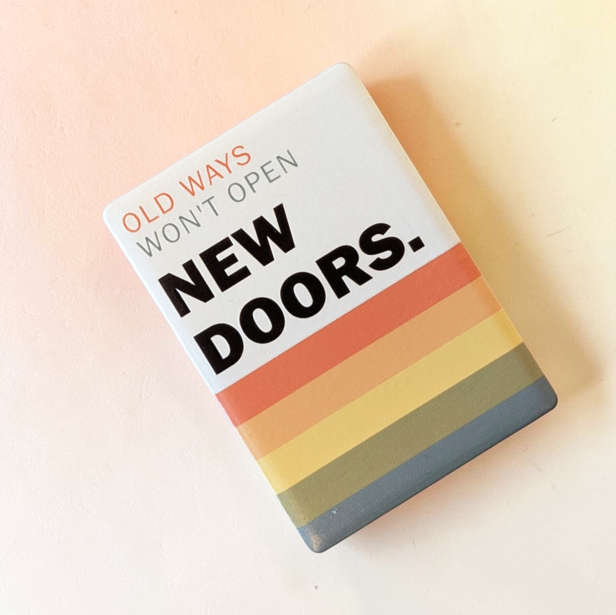 Keramik Kühlschrankmagnet Retro Spruch | Old Ways Won't Open New Doors | Motivations-Magnet 7x5 cm | Geschenk Kollege Achtsamkeit