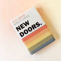 Keramik Kühlschrankmagnet Retro Spruch | Old Ways Won't Open New Doors | Motivations-Magnet 7x5 cm | Geschenk Kollege Achtsamkeit
