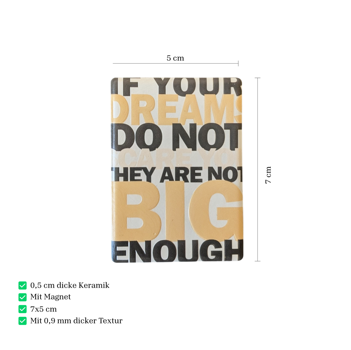 Rechteckiger Keramik-Kühlschrankmagnet (7x5 cm) mit seidenmatter Glasur. Auf hellem Grund steht der englische Spruch 'IF YOUR DREAMS DO NOT SCARE YOU THEY ARE NOT BIG ENOUGH' in dunkelgrauer und gelb-orangener Typografie im fühlbaren 3D-Relief.