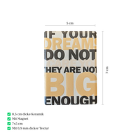 Rechteckiger Keramik-Kühlschrankmagnet (7x5 cm) mit seidenmatter Glasur. Auf hellem Grund steht der englische Spruch 'IF YOUR DREAMS DO NOT SCARE YOU THEY ARE NOT BIG ENOUGH' in dunkelgrauer und gelb-orangener Typografie im fühlbaren 3D-Relief.