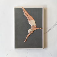 Rechteckiger weißer Keramikmagnet mit einer minimalistischen Illustration einer Turmspringerin im Sprung. Das Motiv hat ein fühlbares Relief und eine edle, seidenmatte Oberfläche.
