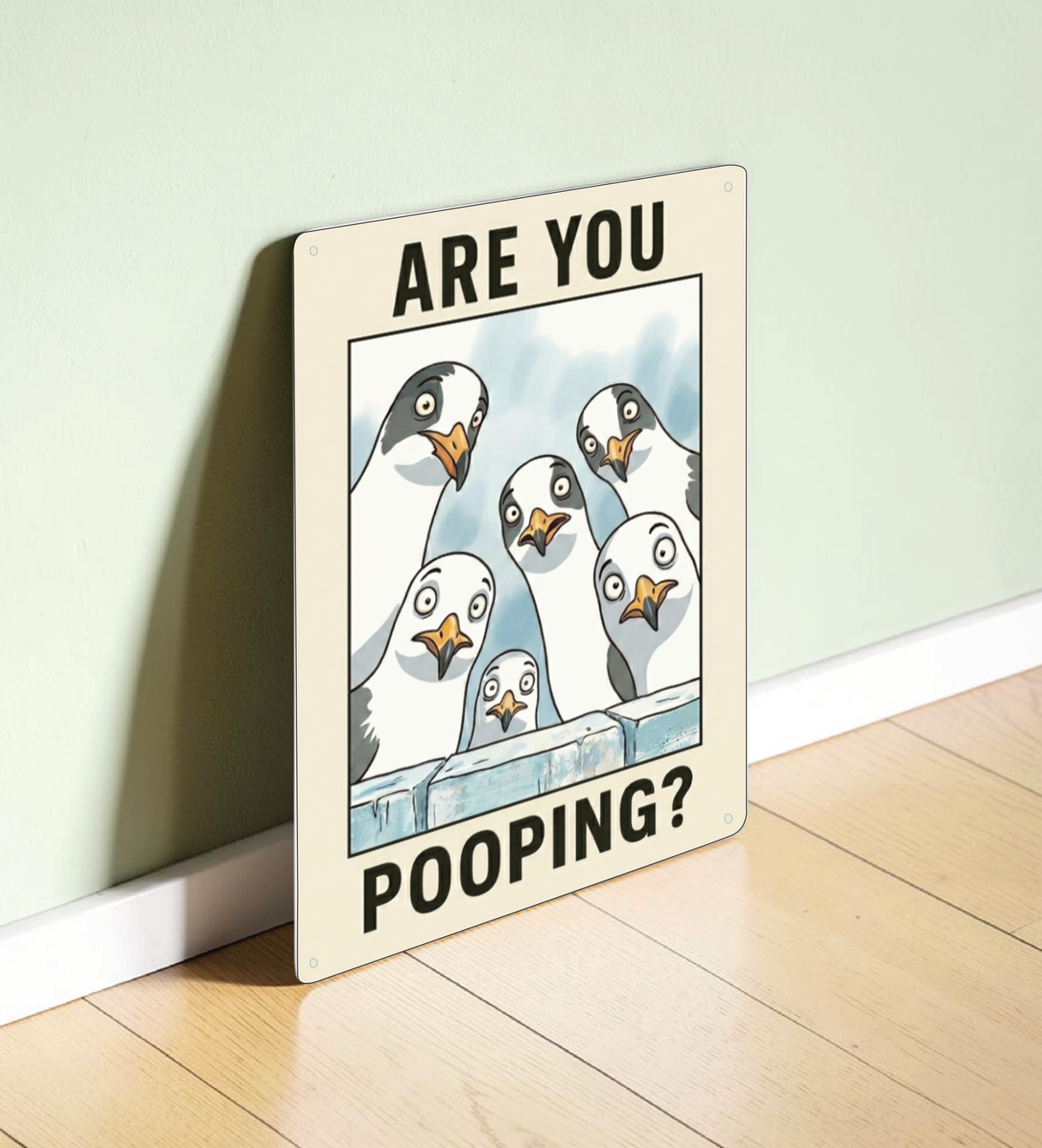 in rechteckiges, weißes Metallschild mit der Aufschrift „ARE YOU POOPING?“ oben und unten. In der Mitte blicken sechs neugierige, comicartig gezeichnete Möwen mit großen Augen über eine blaue Mauer direkt nach vorne. Das Schild steht aufrecht vor einem neutralen, hellen Hintergrund.
