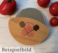 Runder Pizzaschneider mit Bambusgriff, der mittels schwarzem UV-Druck mit dem Schriftzug „Pizza“ und „Dein Logo oder individuelle Personalisierung“ bedruckt ist. Die Edelstahlklinge ist im oberen Bereich des Griffs sichtbar.