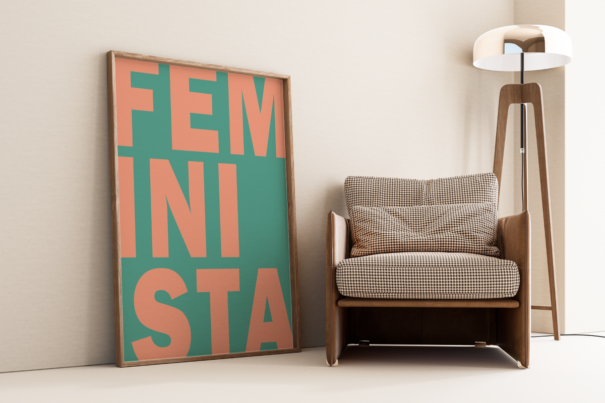Dieses Feminismus Poster zeigt in verschiedenen Farben das spanische Wort Feminista. 