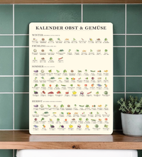 Saisonkalender für Obst und Gemüse als Küchenbild – liebevoll illustriert mit Jahreszeitenübersicht, nachhaltigem Design und UV-Druck auf 3mm Metallschild, das Bild ist ideal als Küchendeko oder Geschenk für umweltbewusste Haushalte.
