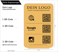 Personalisierter QR-Code Aufsteller aus hellem Holz mit schwarzem Standfuß, Logo-Gravur und drei QR-Codes für Website, Google-Bewertungen und Instagram.