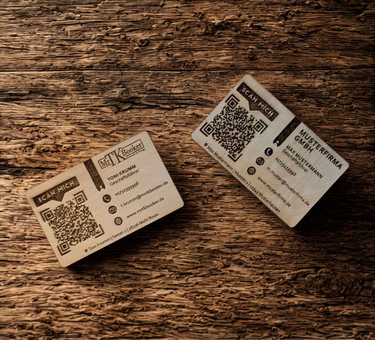 Exklusive Holzvisitenkarte (8,8 x 5,5 cm, 3 mm Stärke) – Eleganz trifft Funktionalität. Auf der linken Seite befindet sich ein individuell anpassbarer QR-Code.