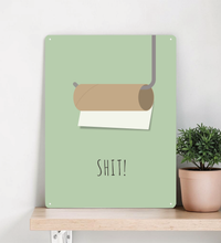 Das witzige Badezimmer-Bild aus Metall zeigt dir eine minimalistische Darstellung einer leeren Toilettenpapierrolle mit Halterung und dem Wort Shit.