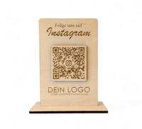 Social Media QR-Code Aufsteller aus Holz – Individuell für Instagram, TikTok, LinkedIn & mehr. Wunschtext & Logo/Firmennamen gravierbar. Hochwertige Theke-Deko inkl. Fuß. Jetzt personalisieren!