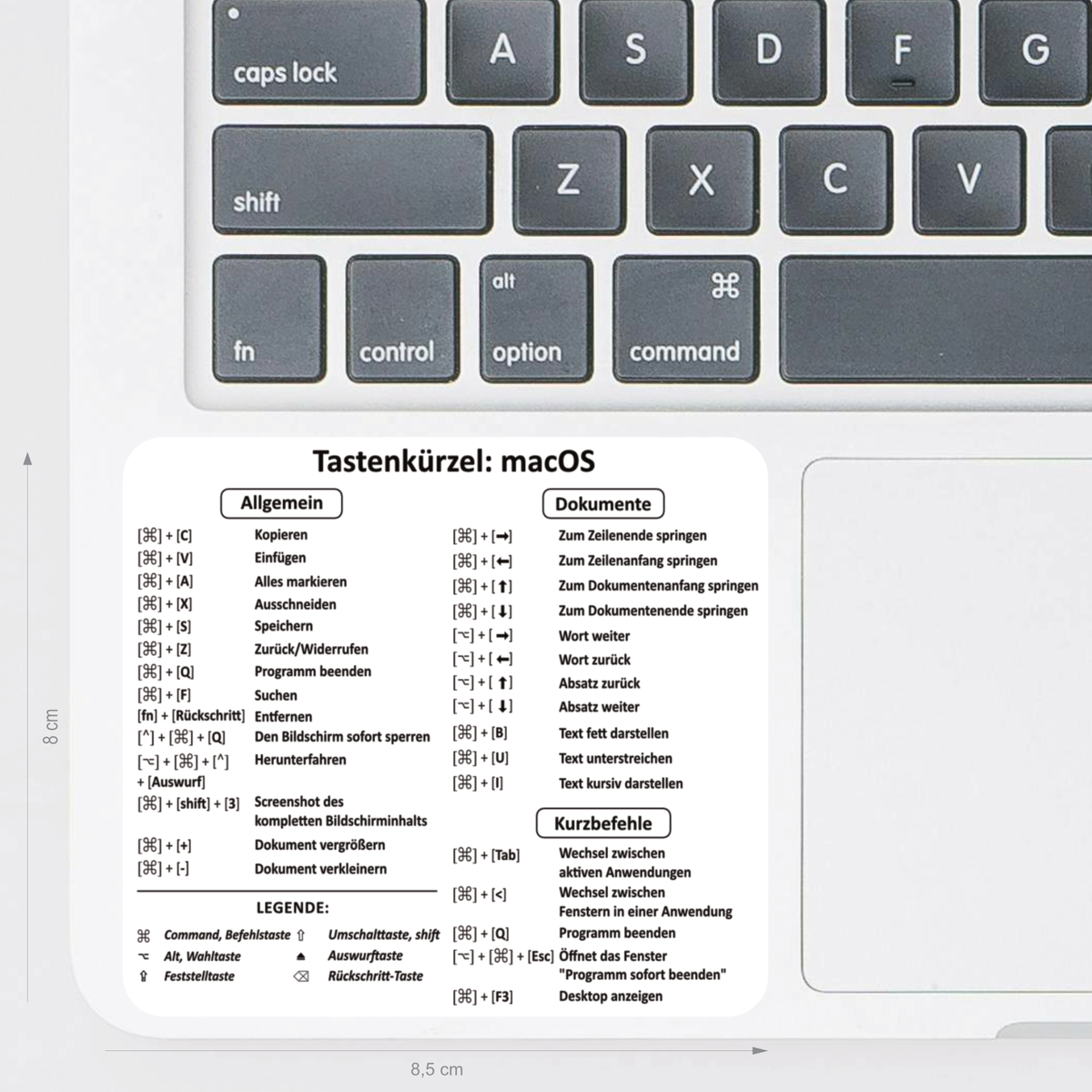 MacBook Shortcut Sticker (8,5 x 8 cm) mit deutschen macOS-Tastenkürzeln – wasserfest, abwaschbar, ideal für effizientes Arbeiten am Laptop.