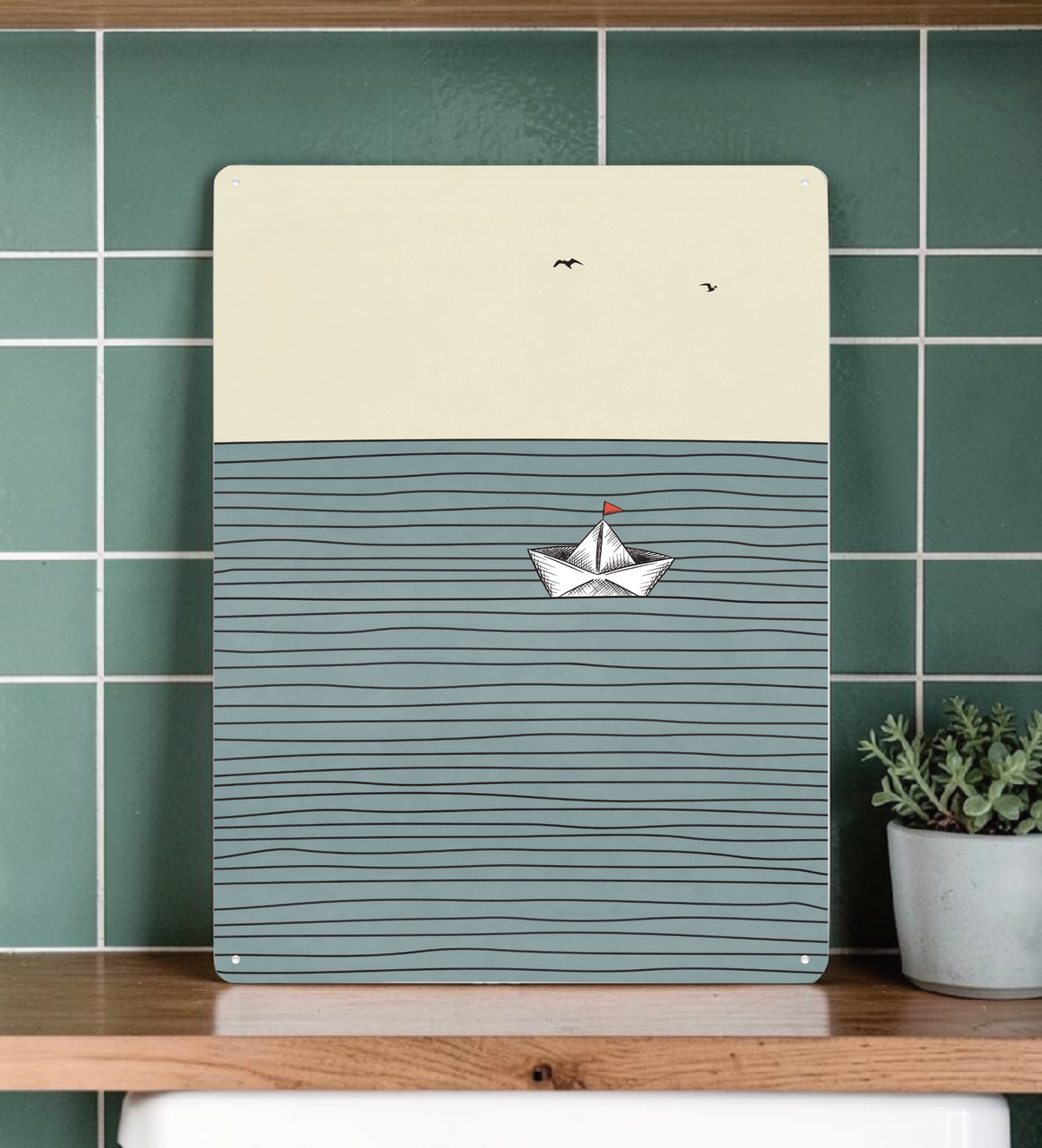 Minimalistische Illustration eines weißen Origami-Boots auf blauem, wellenförmigem Hintergrund. Erhältlich als Papierposter oder rechteckiges Metallschild mit abgerundeten Ecken.