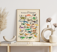 ABC Poster mit 24 niedlichen Dinosauriern in Beige, optional mit Name personalisierbar. Perfekt zur Einschulung! 🦕