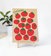 Vintage-Illustration von roten Tomaten auf einer stabilen Birkenholzplatte, Format 30x40 cm, rustikale Küchendekoration im italienischen Stil.