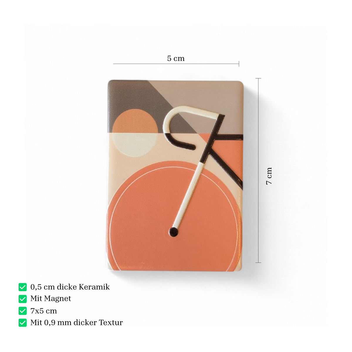 Rechteckiger Keramik-Kühlschrankmagnet im Bauhaus-Stil mit einem abstrahierten Fahrrad-Motiv. Die geometrischen Formen und Linien sind als fühlbares 0,9 mm Hochrelief ausgearbeitet, kombiniert mit Vintage-Farben und minimalistischer Typografie auf 7x5 cm.