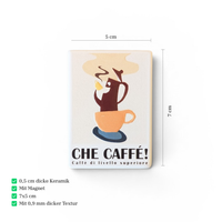 Rechteckiger Keramik-Kühlschrankmagnet mit italienischem Kaffee-Motiv „Che Caffé!“, Espressokanne in Tasse, Relief-Struktur, Vintage-Design in Beige- und Brauntönen.