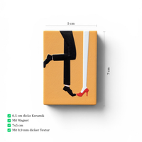 "Rechteckiger Keramik-Kühlschrankmagnet (7x5 cm) mit einem 3D-Relief. Zu sehen sind die Beine eines Paares: eine Person in roten High Heels und Herzchensocken, die andere in rot-weiß gestreiften Socken, auf hellem Hintergrund."