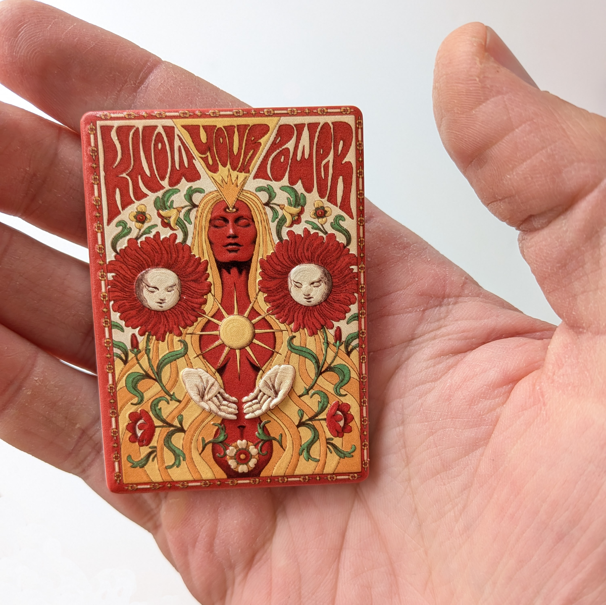 Rechteckiger Keramik-Kühlschrankmagnet im 70er Jahre Vintage-Stil mit der Aufschrift „Stay Wild“. Das Design zeigt abstrakte Blumen und eine Retro-Sonne in warmen Orange-, Gelb- und Türkistönen auf cremefarbenem Grund mit einer deutlich sichtbaren 3D-Relief-Textur.