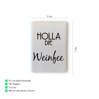 Keramik-Kühlschrankmagnet (7x5 cm) mit „Holla die Weinfee“-Spruch & 3D-Relief. Das perfekte, witzige Geschenk für Weinliebhaberinnen & die Küche!