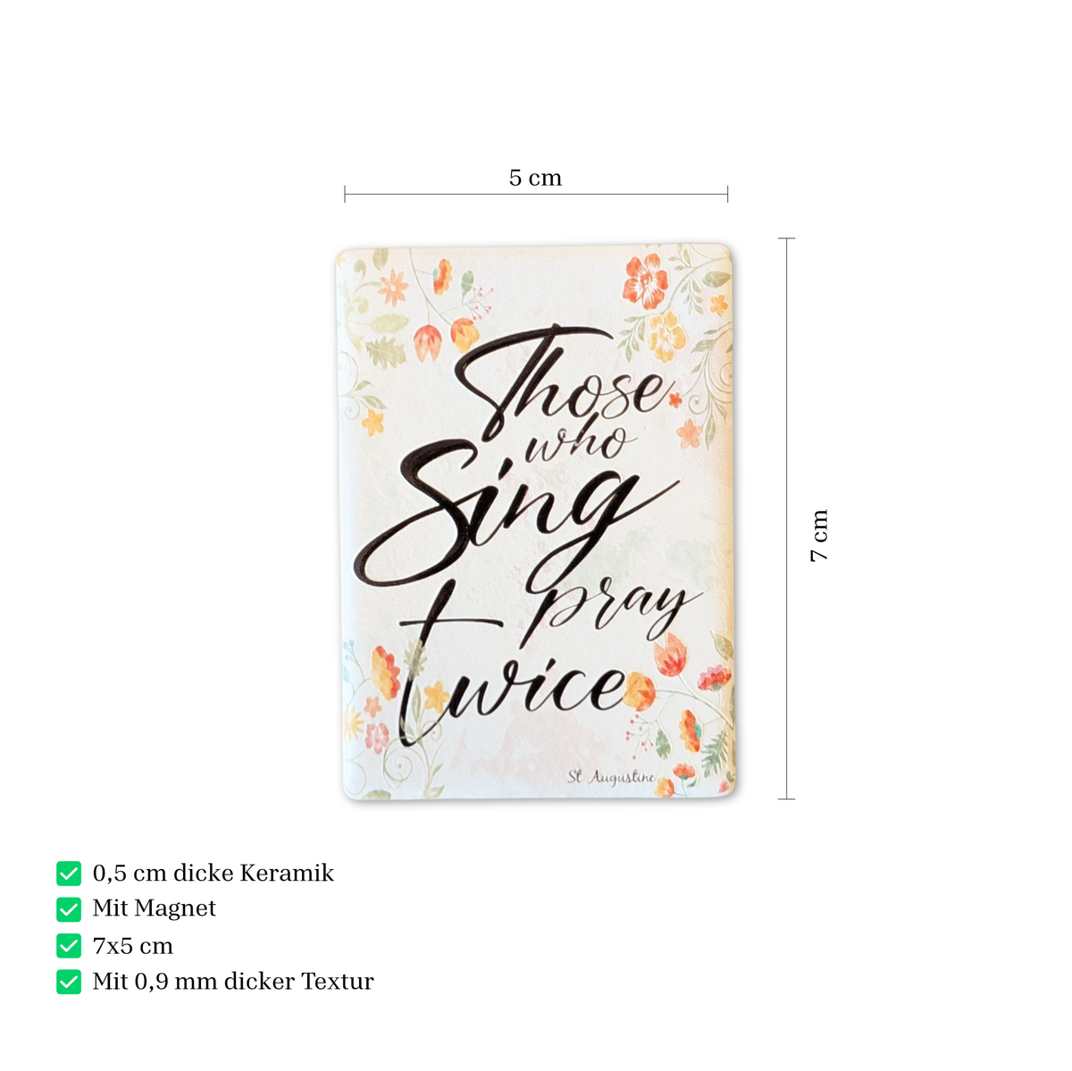 Rechteckiger Keramik-Kühlschrankmagnet (7x5 cm) mit seidenmatter Glasur. Auf hellem Grund mit zarten orange-gelben Aquarell-Blumen steht der schwarze Handlettering-Schriftzug 'Who sings prays twice' im spürbaren 3D-Relief
