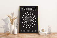 Das Bauhaus Poster zeigt dir in Schwarz und Weiß eine Spirale. 