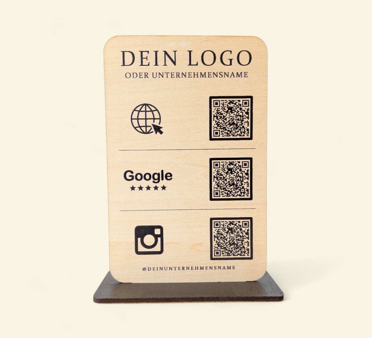 Personalisierter QR-Code Aufsteller aus hellem Holz mit schwarzem Standfuß, Logo-Gravur und drei QR-Codes für Website, Google-Bewertungen und Instagram.
