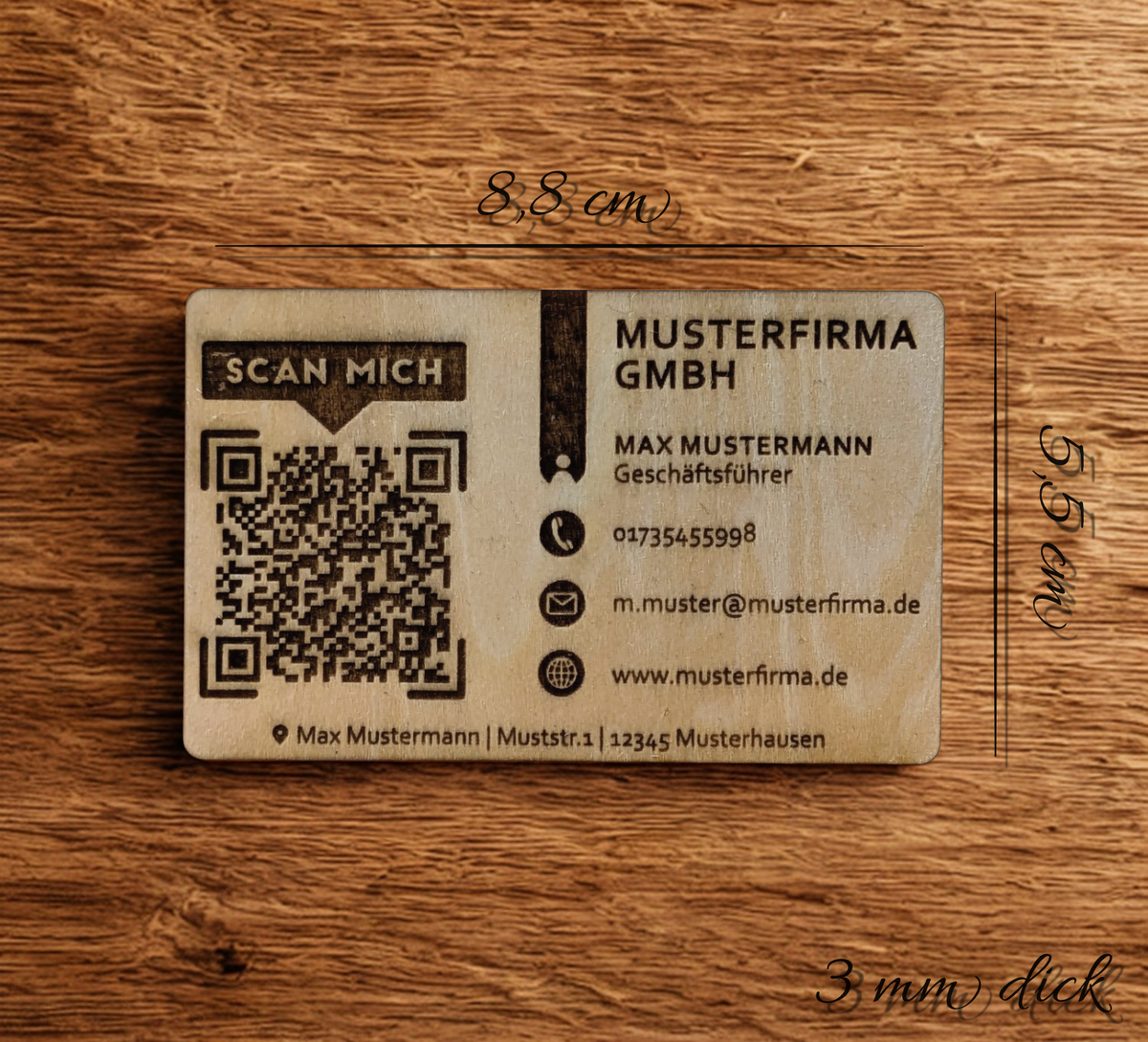 Exklusive Holzvisitenkarte (8,8 x 5,5 cm, 3 mm Stärke) – Eleganz trifft Funktionalität. Auf der linken Seite befindet sich ein individuell anpassbarer QR-Code.
