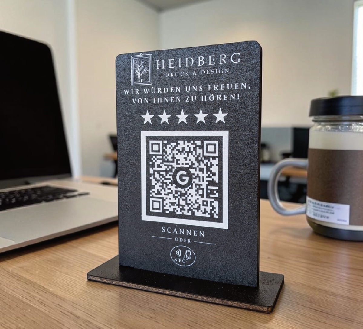Personalisierter Holzaufsteller aus 4mm Holz mit eingraviertem Logo, Wunschtext „Wir würden uns freuen, von Ihnen zu hören!“, fünf Sternen, QR-Code mit Google-Logo und NFC-Symbol auf schwarzem Standfuß.