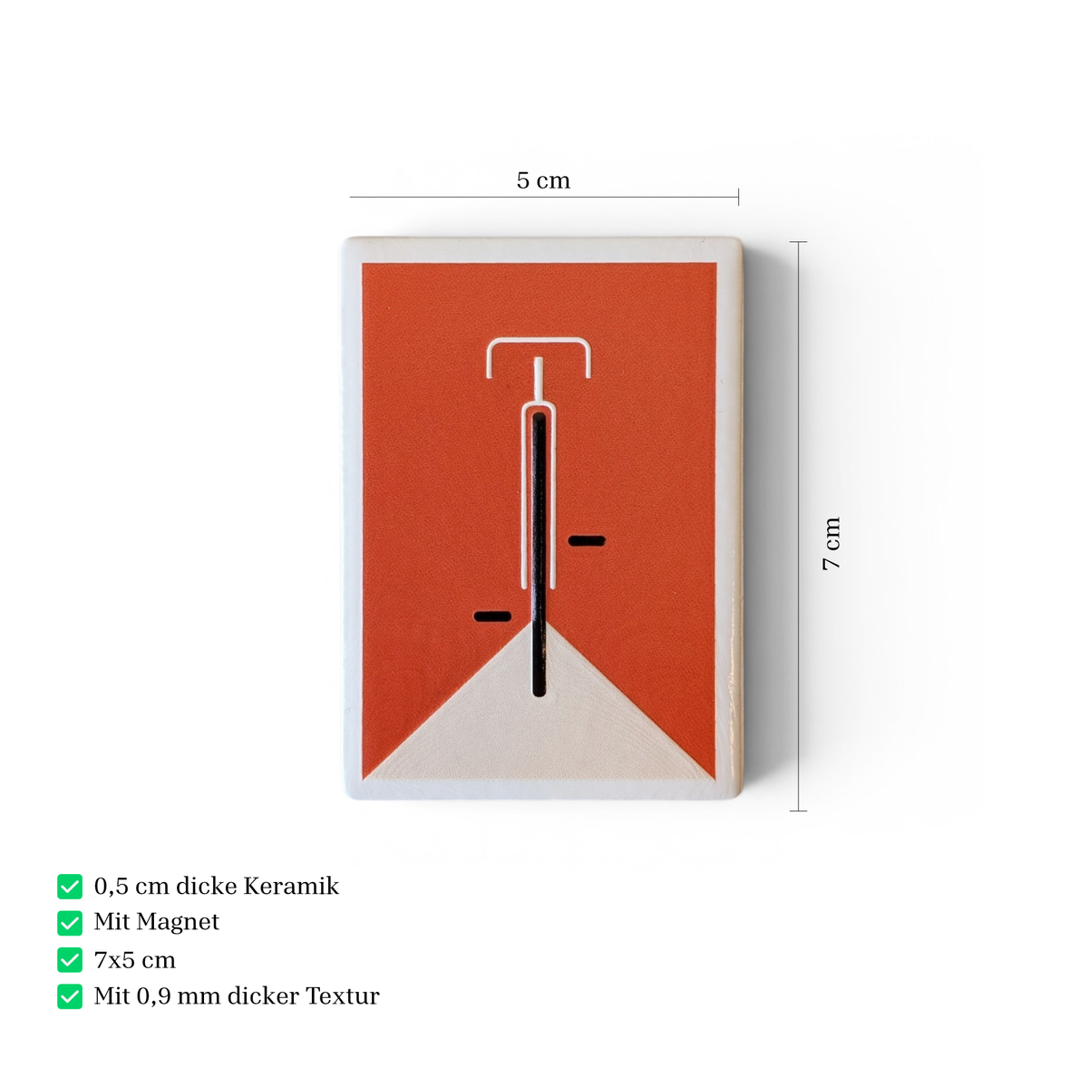 Rechteckiger, weißer Kühlschrankmagnet aus Keramik mit einem minimalistisch dargestellten Fahrrad in kräftigem Orange im Zentrum. Das Design ist schlicht, modern und sauber.