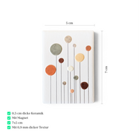 Rechteckiger, weißer Kühlschrankmagnet aus Keramik mit kunstvollen, abstrakt gezeichneten Blumen in bunten Farben wie Rosa, Orange und Blau im modernen Boho-Stil.