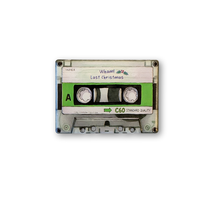 Rechteckiger Keramik-Kühlschrankmagnet (7x5 cm) im Retro-Musikkassetten-Design mit seidenmatter Glasur. Die Kassette verfügt über ein personalisierbares Beschriftungsfeld für Wunschtexte (wahlweise mit kleinem Mistelzweig) sowie spürbar erhabene Bandspulen und Kanten im 0,9 mm tiefen 3D-Relief.