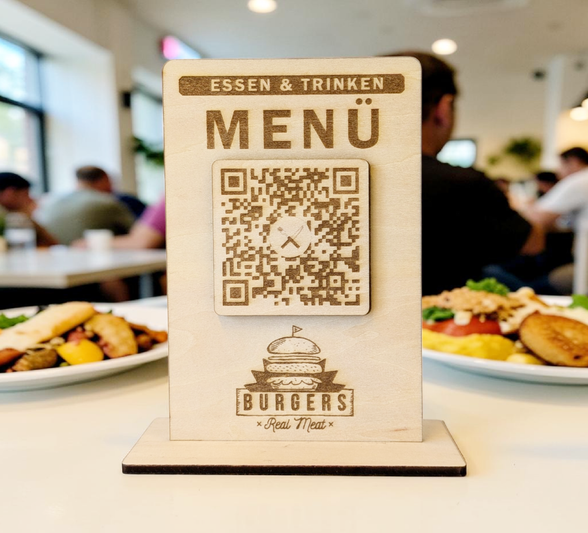Menü- & Speisekarten-Aufsteller aus Holz – QR-Code, personalisierbarem Text & Logo/Firmennamen. Hochwertige Theke-Deko für Restaurants, 12x8 cm inkl. Fuß. Jetzt individuell gestalten!