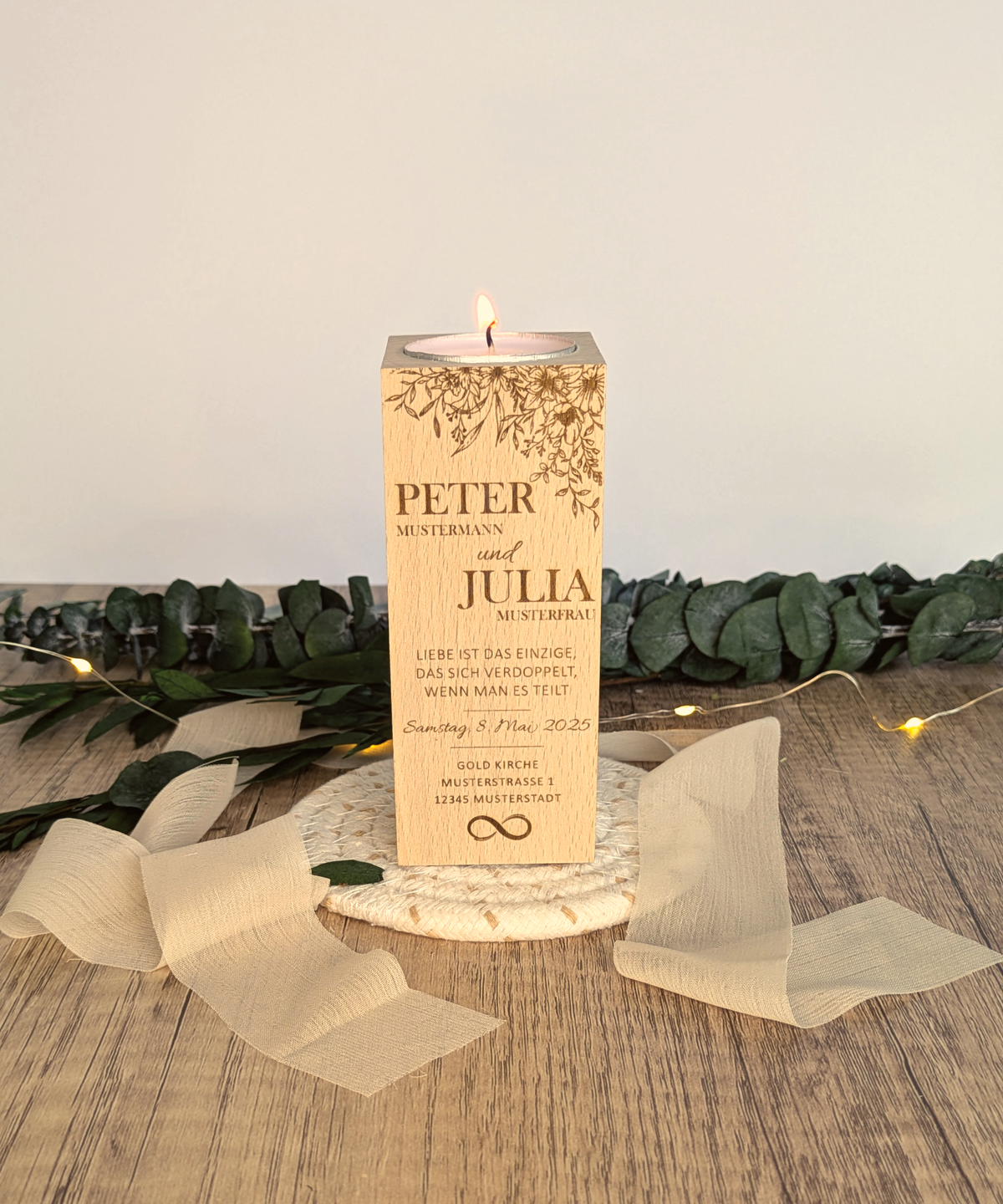 Diese wunderschönen, personalisierbaren Holz-Kerzenhalter für Teelichter sind ein Hingucker auf jeder Hochzeit und das perfekte Geschenk für das Brautpaar.