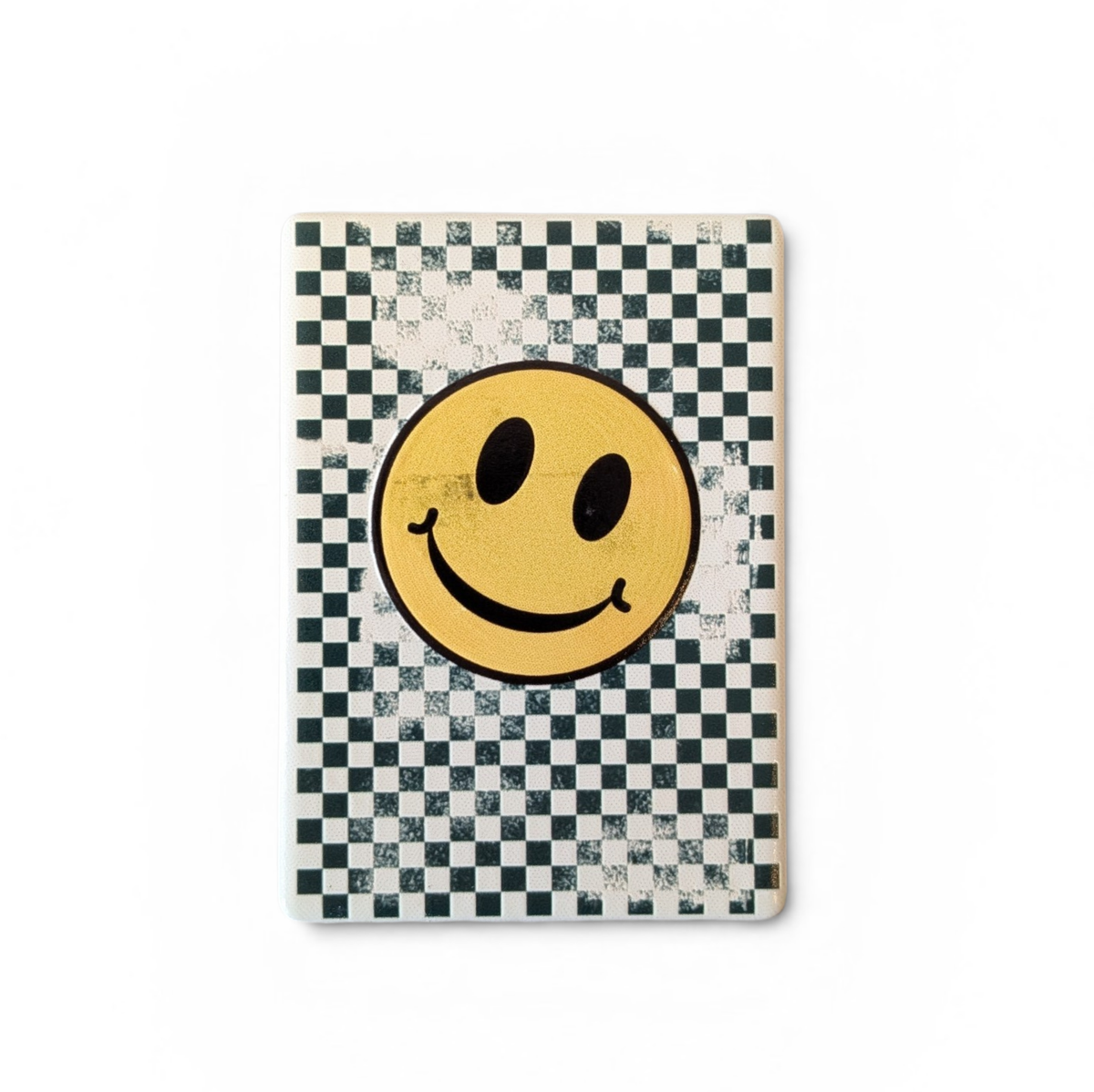 Rechteckiger weißer Keramikmagnet mit einem abstrahierten, gelben Smiley-Gesicht aus Quadraten. Die Oberfläche zeigt eine haptische Relief-Struktur und ein elegantes, seidenmattes Finish.