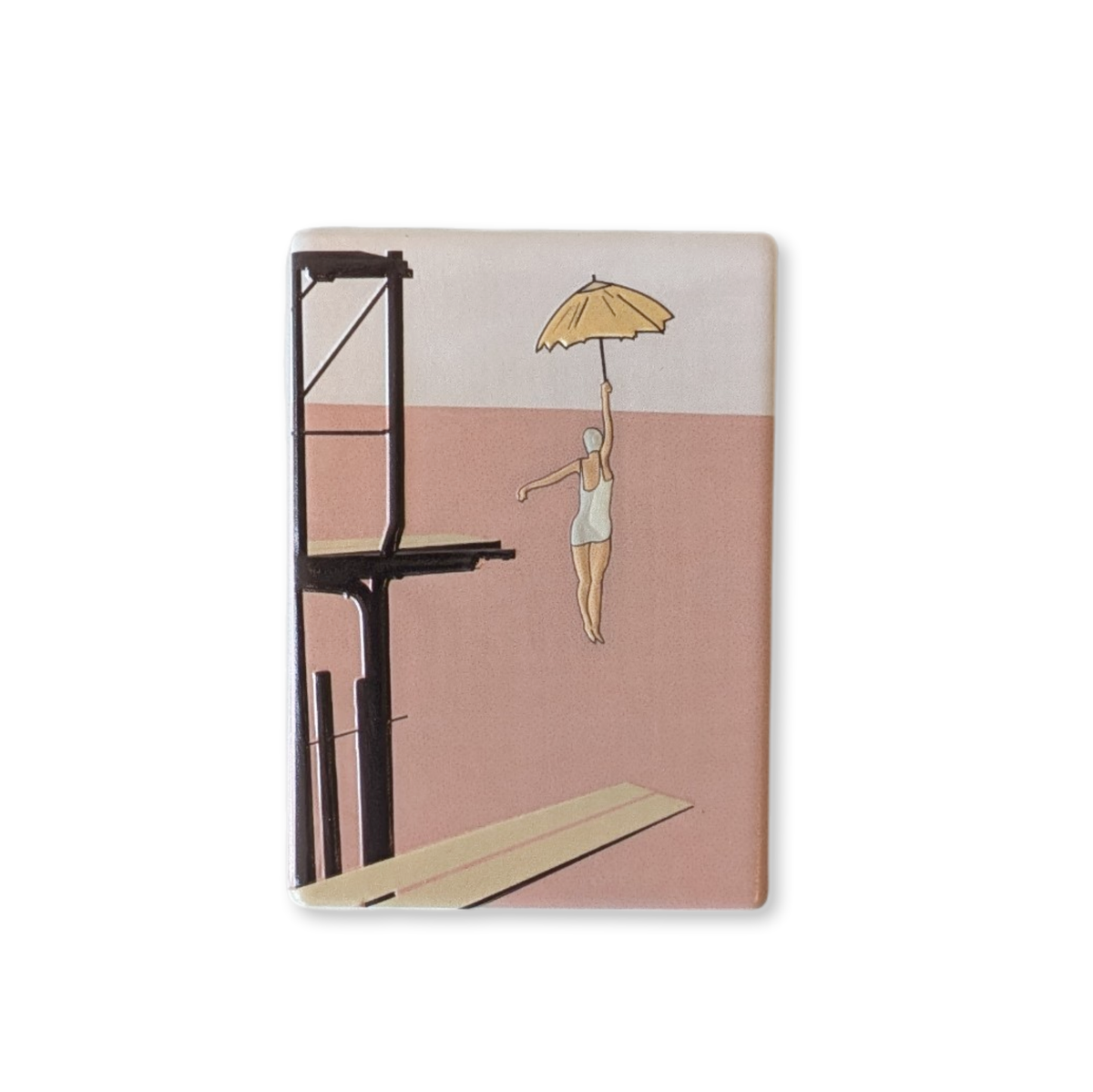 "Rechteckiger Keramik-Kühlschrankmagnet (7x5 cm) im Vintage-Stil. Abgebildet ist eine Frau im weißen Badeanzug, die mit einem gelben Schirm von einem dunklen Sprungturm springt. Der Hintergrund ist zweigeteilt in Altrosa und Cremeweiß mit spürbarem 3D-Relief."