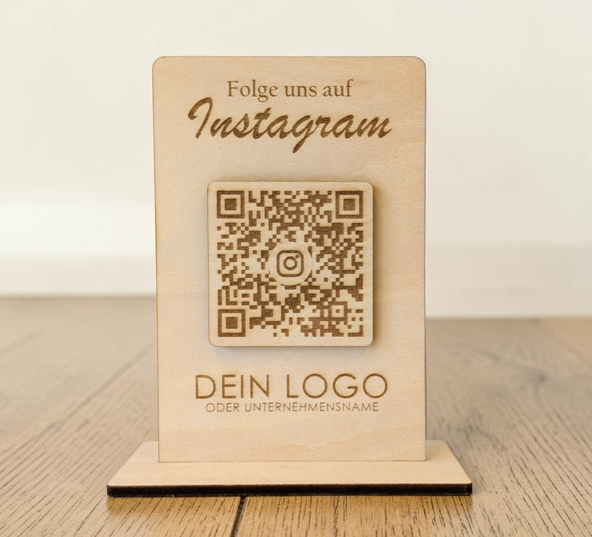 Social Media QR-Code Aufsteller aus Holz – Individuell für Instagram, TikTok, LinkedIn & mehr. Wunschtext & Logo/Firmennamen gravierbar. Hochwertige Theke-Deko inkl. Fuß. Jetzt personalisieren!