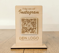 Social Media QR-Code Aufsteller aus Holz – Individuell für Instagram, TikTok, LinkedIn & mehr. Wunschtext & Logo/Firmennamen gravierbar. Hochwertige Theke-Deko inkl. Fuß. Jetzt personalisieren!