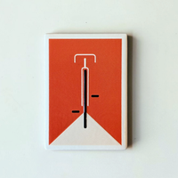 Rechteckiger, weißer Kühlschrankmagnet aus Keramik mit einem minimalistisch dargestellten Fahrrad in kräftigem Orange im Zentrum. Das Design ist schlicht, modern und sauber.