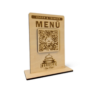 Menü- & Speisekarten-Aufsteller aus Holz – QR-Code, personalisierbarem Text & Logo/Firmennamen. Hochwertige Theke-Deko für Restaurants, 12x8 cm inkl. Fuß. Jetzt individuell gestalten!