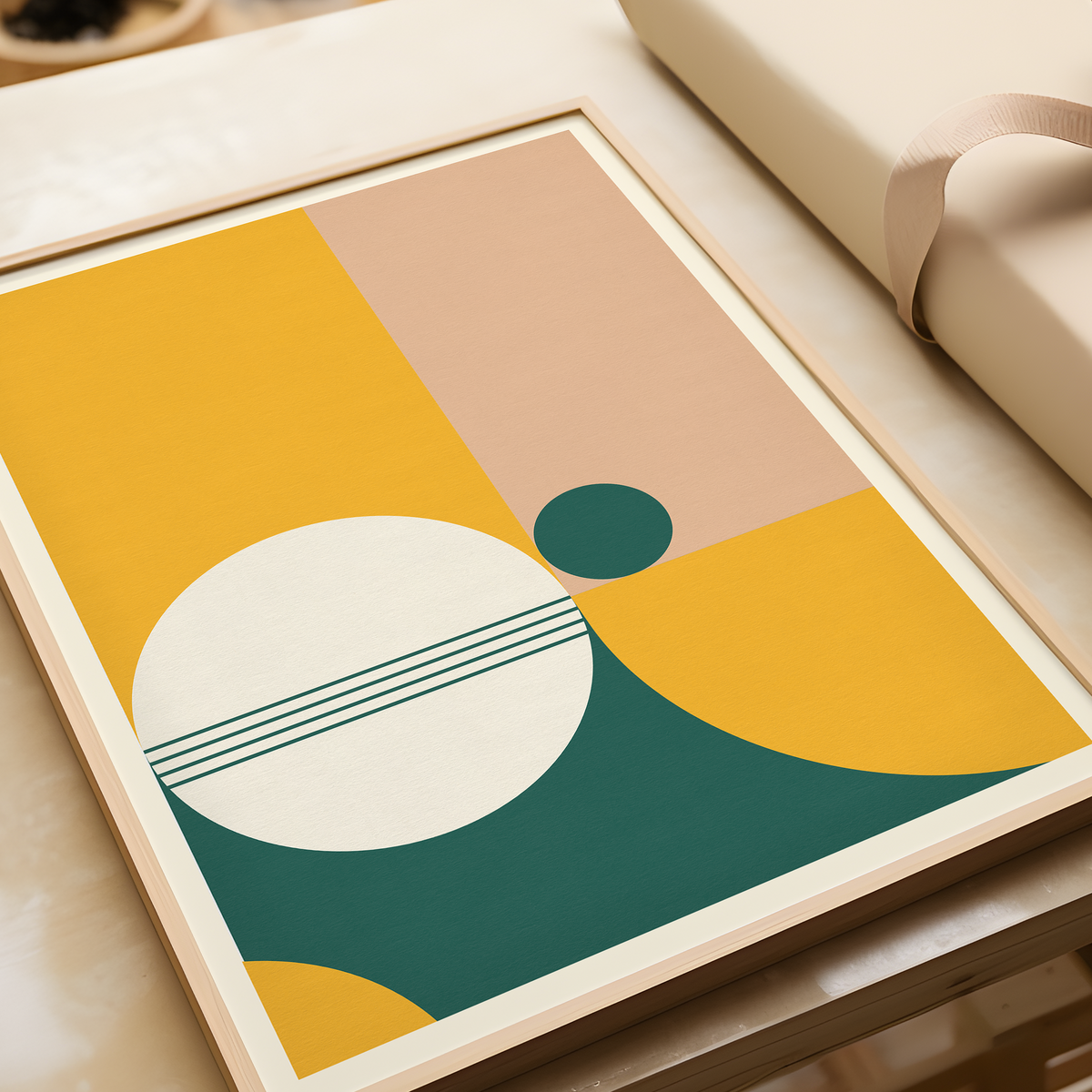 Das Poster zeigt eine abstrakte, geometrische Darstellung in Grün, Gelb und Lachsfarben mit weißem Bildrand.
