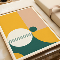 Das Poster zeigt eine abstrakte, geometrische Darstellung in Grün, Gelb und Lachsfarben mit weißem Bildrand.