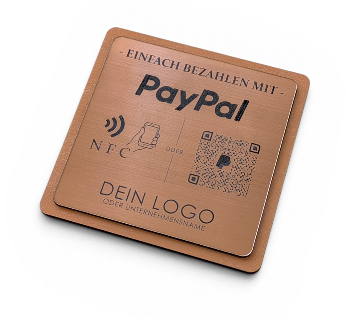 Quadratischer PayPal-Tischaufsteller aus dunklem Holz mit einer gravierten, roségold gebürsteten Kunststoffplatte. Auf der Platte sind ein QR-Code, ein NFC-Symbol und das PayPal-Logo zu sehen, perfekt geeignet für kontaktlose Zahlungen auf einer Ladentheke.