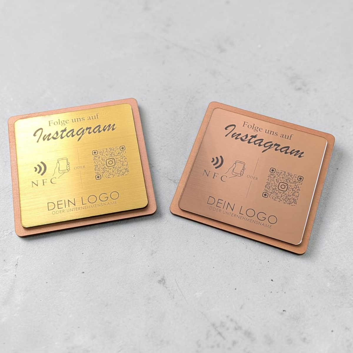 Quadratische, personalisierte Instagram-Follower-Platte aus graviertem Kunststoff in gebürsteter Optik auf Holzträger. Hochpräzise Kontrast-Gravur von NFC-Icon und QR-Code.